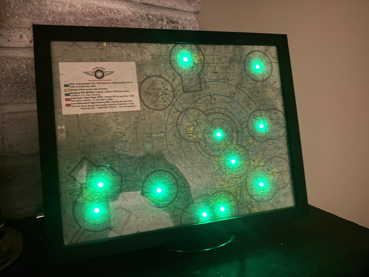 Hotshot Map glowing green in the dark showing all VFR conditions